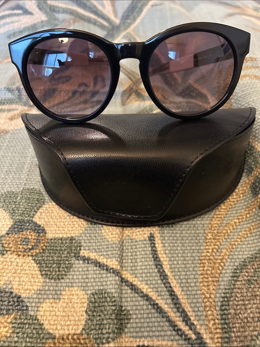 NWT-Tommy Hilfiger: Classic Black Round Women's Sunglasses